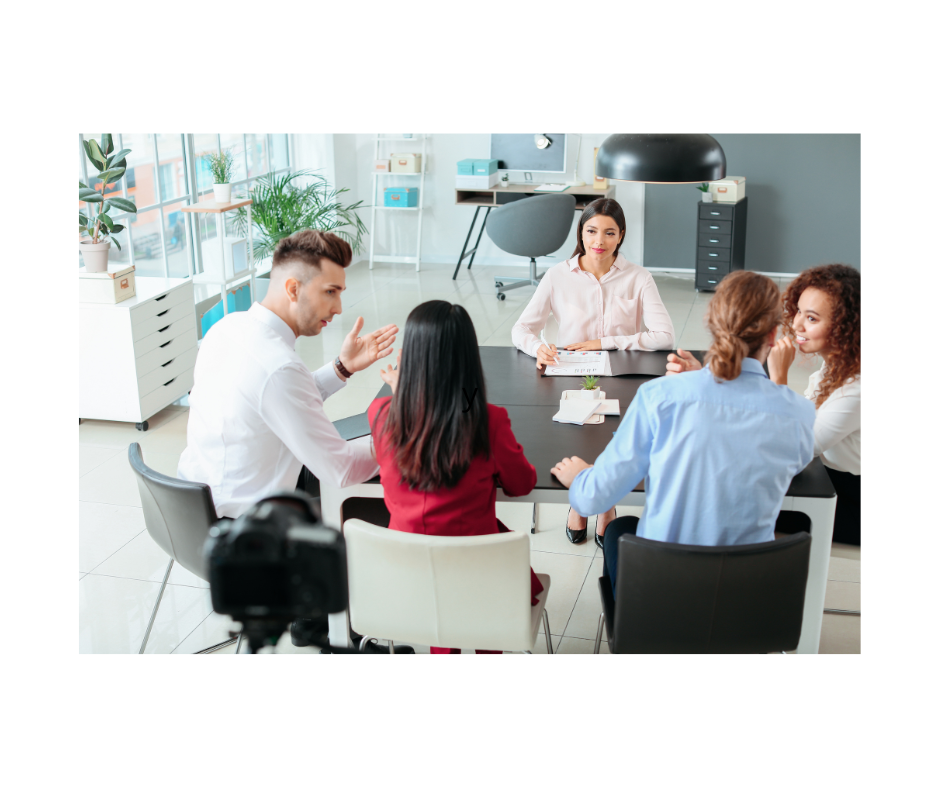 équipe de travail à une table ronde